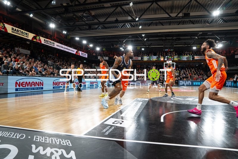 Spielaktion mit Jwan Roberts (13; Alba Berlin) und Tevin Brown (10; Rasta Vechta)