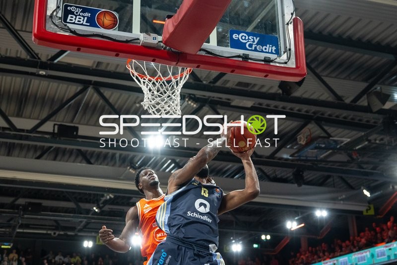 Jwan Roberts (13; Alba Berlin) mit Wurf unter dem Korb