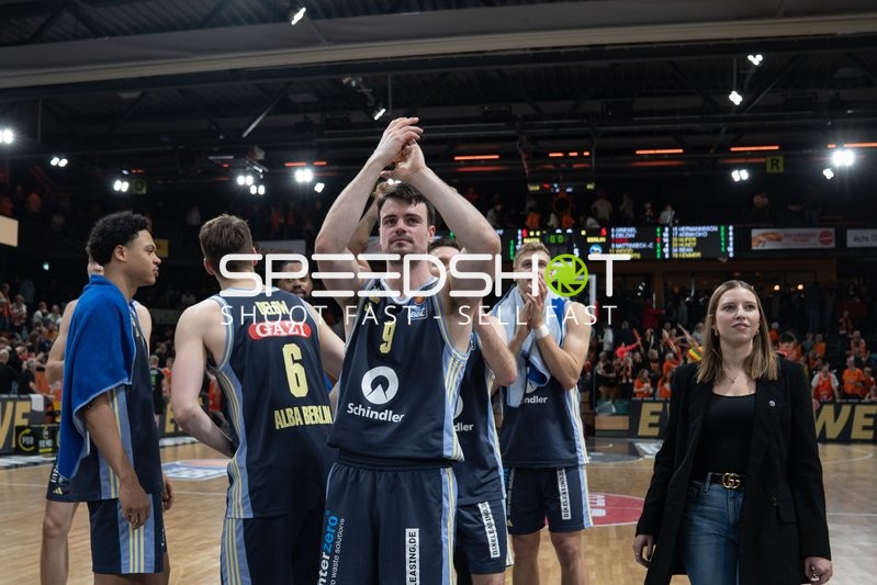 Szene mit Jonas Mattisseck (9, Alba Berlin) und Teamkollegen nach dem Spiel