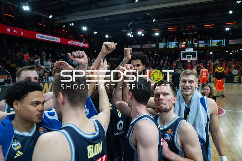 Team Huddle von ALBA Berlin nach dem Sieg gegen Vechta