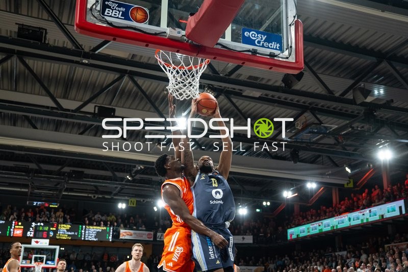 Spielaktion mit Jwan Roberts (13; Alba Berlin) und Alonzo Verge Jr. (11; Rasta Vechta)