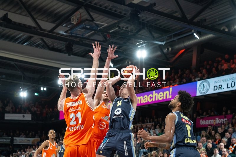 Justin Bean (34; Alba Berlin) mit Wurfversuch gegen Lars Thiemann (21, Rasta Vechta) und Philipp Herkenhoff (14, Rasta Vechta)
