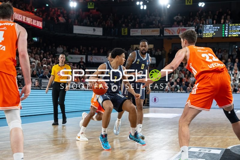 Spielaktion mit Jack Kayil (7; Alba Berlin) und 22; Rasta Vechta