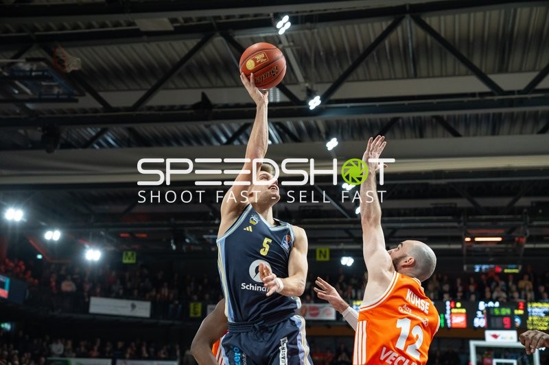 Sam Griesel (5, Alba Berlin) mit Wurf gegen Tommy Kuhse (12, Rasta Vechta)