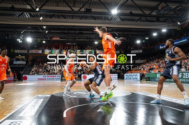 Spielaktion mit TJ Bamba (5; Rasta Vechta) und Tommy Kuhse (12; Rasta Vechta)