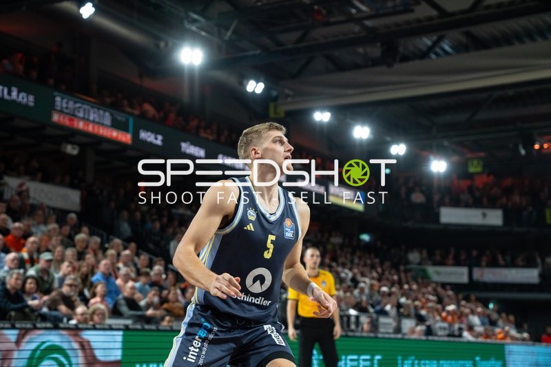 Sam Griesel (5; Alba Berlin) in Aktion