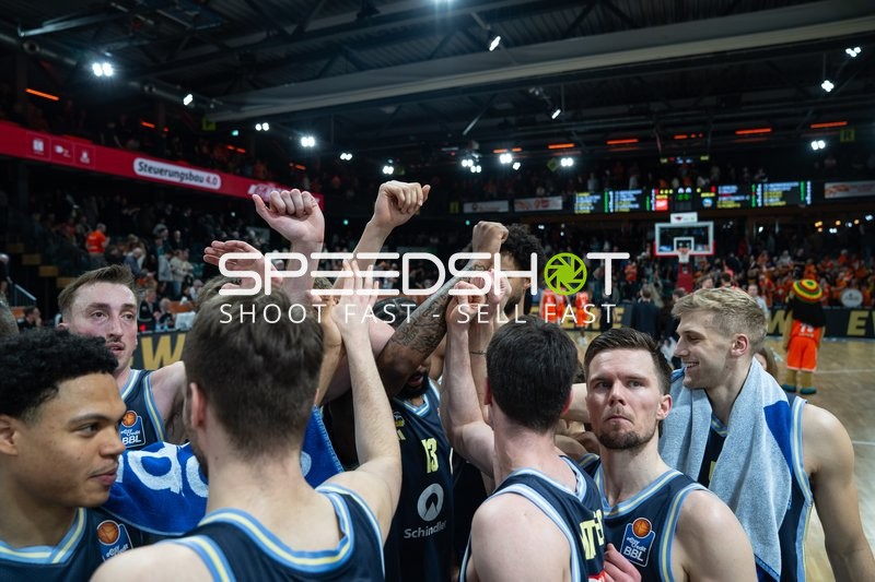 Jubel mit Martin Hermannsson (15; Alba Berlin) und Teamkollegen