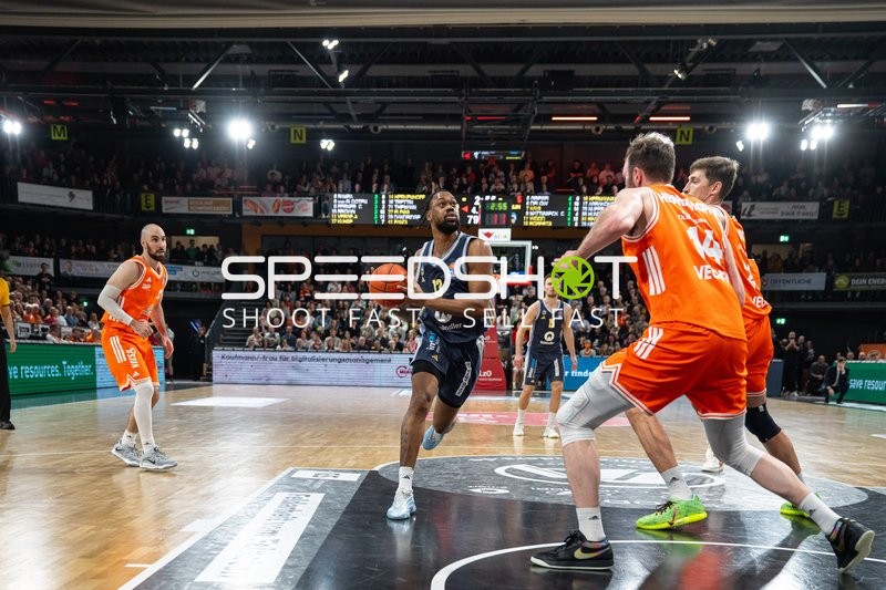 Jwan Roberts (13, Alba Berlin) mit Ball in Korbnähe
