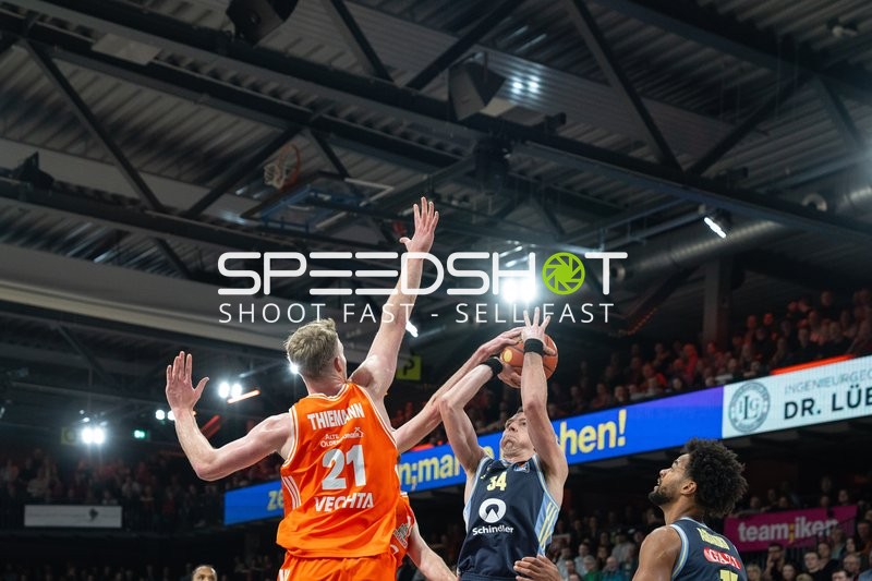 Justin Bean (34; Alba Berlin) mit Wurf gegen Lars Thiemann (21, Rasta Vechta) und Philipp Herkenhoff (14, Rasta Vechta)