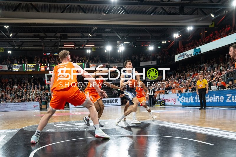 Martin Hermannsson (15; Alba Berlin) mit Ball in Aktion