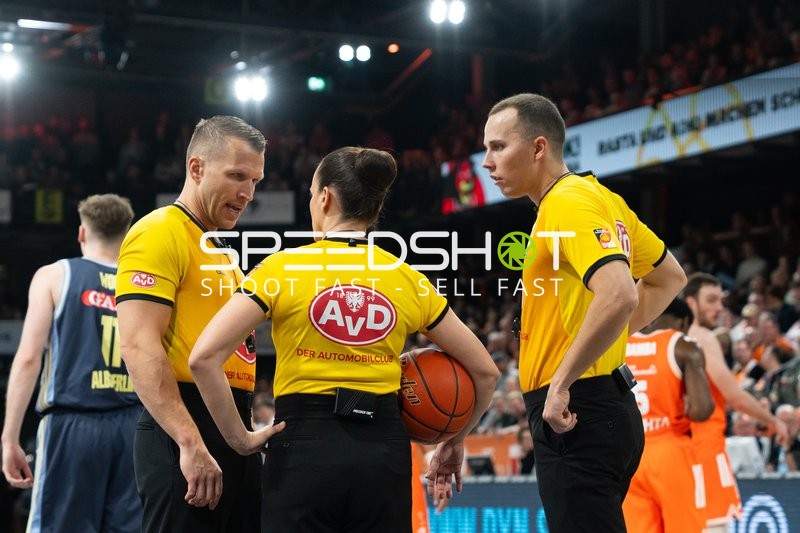 Schiedsrichter diskutieren auf dem Spielfeld