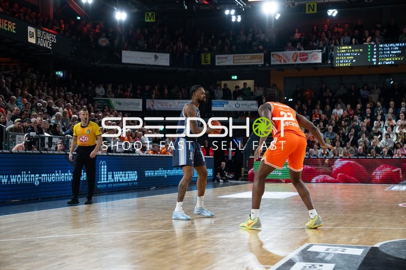 Spielaktion mit Jwan Roberts (13, Alba Berlin) und Malcolm Dandridge (23; Rasta Vechta)