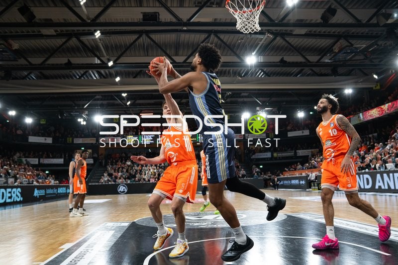 Spielaktion mit Norris Agbakoko (17, Alba Berlin), Joschka Ferner (9; Rasta Vechta) und Tevin Brown (10; Rasta Vechta)