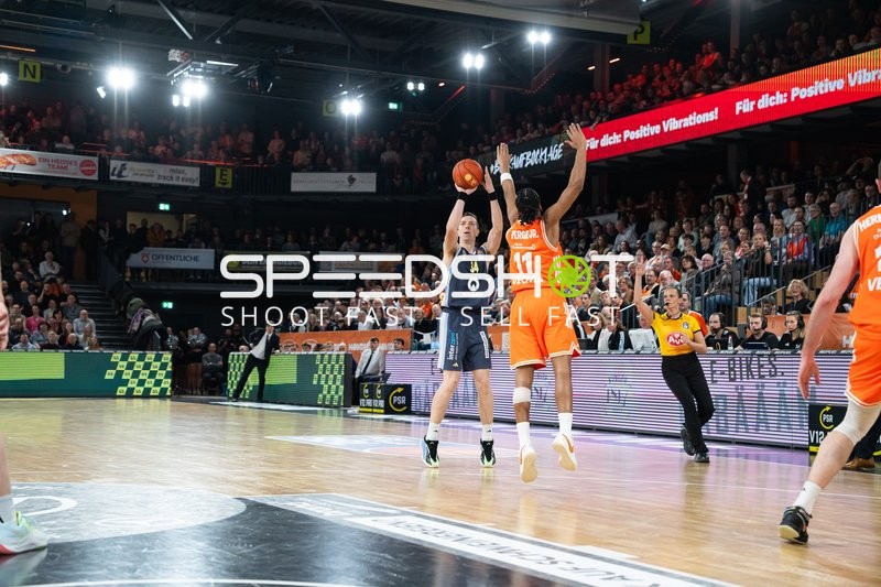 Justin Bean (34; Alba Berlin) mit Wurf gegen Alonzo Verge Jr. (11; Rasta Vechta)