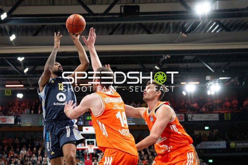 Spielaktion mit Jwan Roberts (13; Alba Berlin)