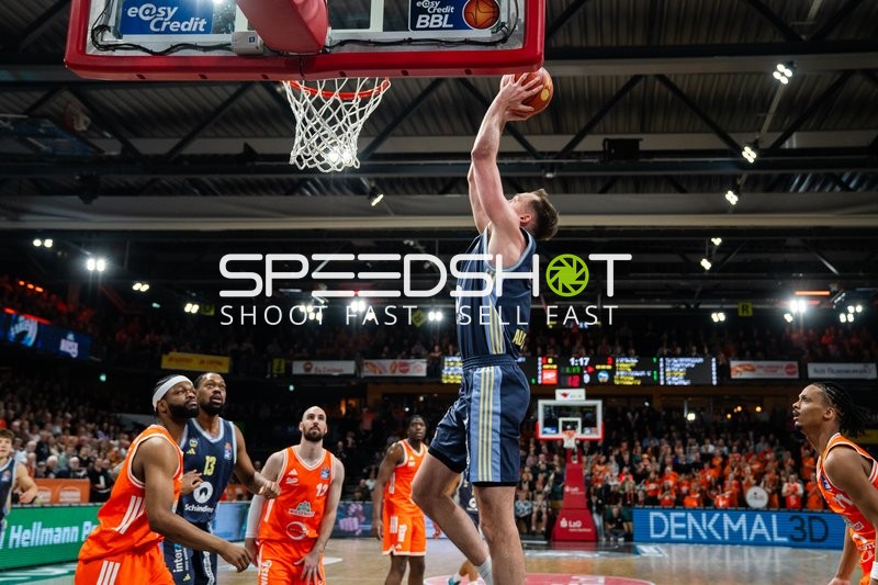 Spielaktion mit Moses Wood (11, Alba Berlin) am Korb