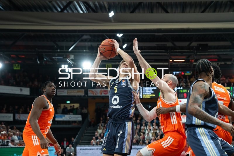 Spielaktion mit Sam Griesel (5, Alba Berlin) Malcolm Dandridge (23; Rasta Vechta) und Tommy Kuhse (12, Rasta Vechta)