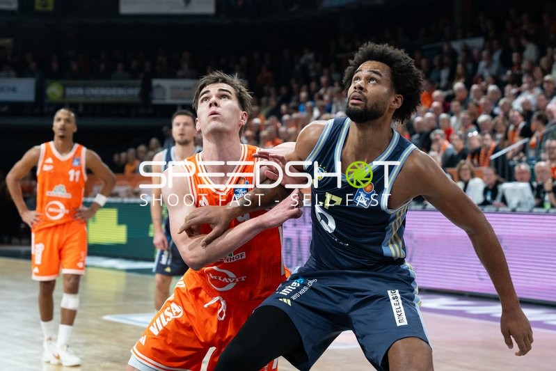 Zweikampf mit Norris Agbakoko (17; Alba Berlin) und Joschka Ferner (9; Rasta Vechta)