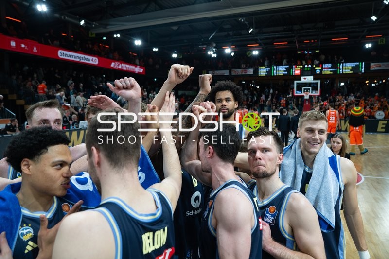 Spielaktion mit Norris Agbakoko (17; Alba Berlin) und Teamkollegen