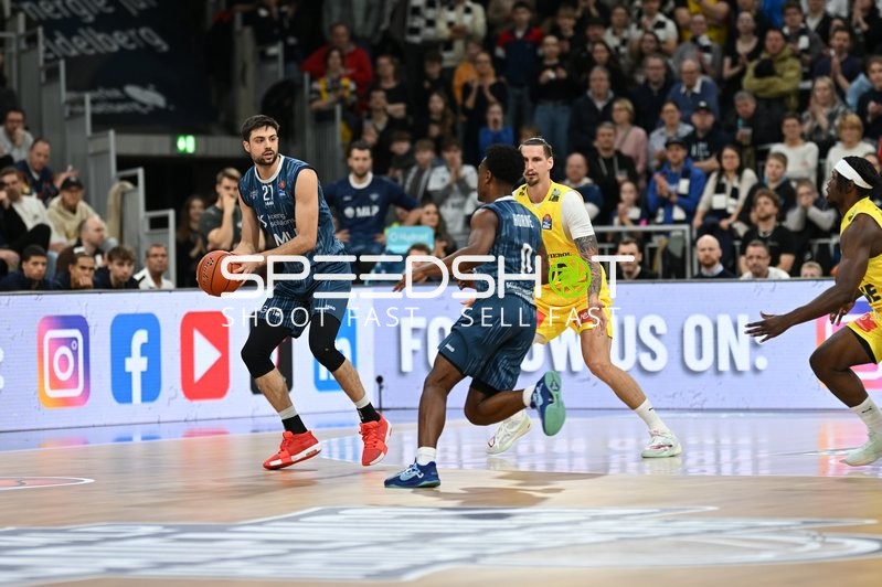 Mateo Seric (21; MLP Academics Heidelberg) mit Ball in Aktion