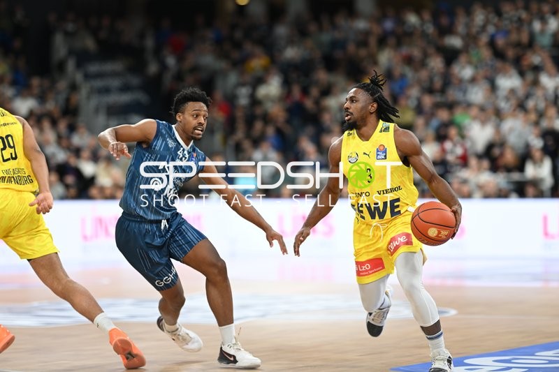 Christopher Clemons (3; EWE Baskets Oldenburg) mit Ball, Eric Reed Jr. (43; MLP Academics Heidelberg) verteidigt