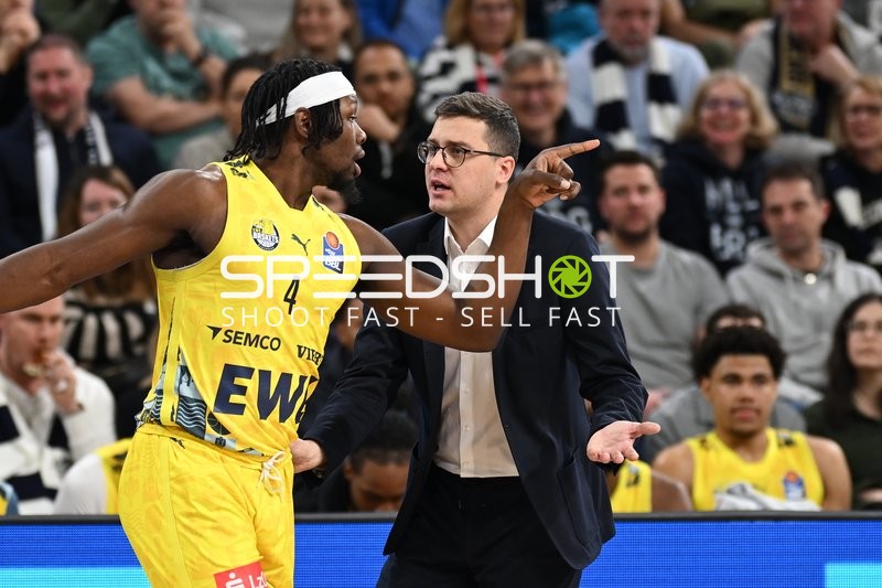 Szene mit Brian Fobbs (4; EWE Baskets Oldenburg) und Lazar Spasic (997; EWE Baskets Oldenburg)