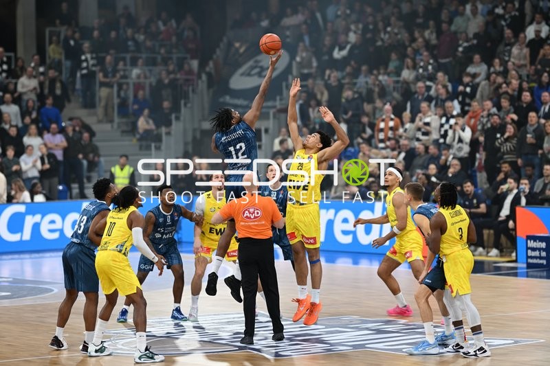 Spielaktion mit Ryan Mikesell (33; MLP Academics Heidelberg) und Nicholas Tischler (11; EWE Baskets Oldenburg)