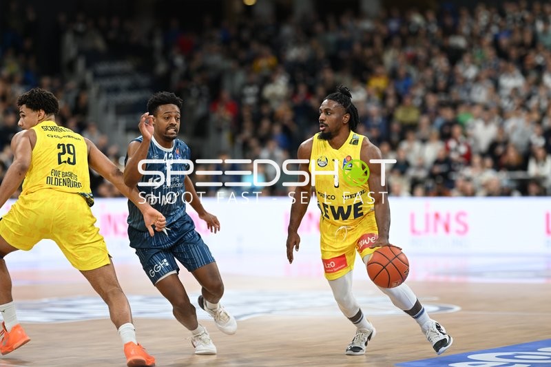 Christopher Clemons (3; EWE Baskets Oldenburg) mit Ball in Aktion