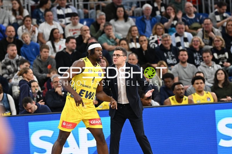 Szene mit Brian Fobbs (4; EWE Baskets Oldenburg) und Lazar Spasic (997; EWE Baskets Oldenburg)