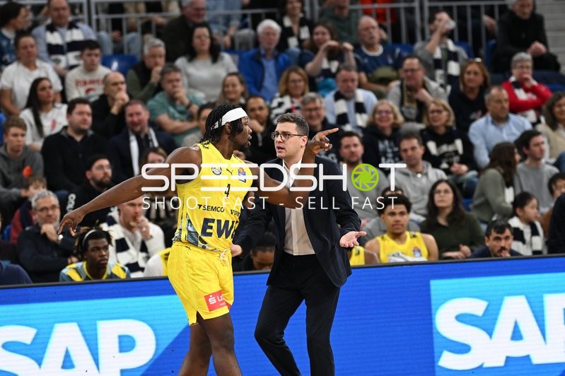 Szene mit Lazar Spasic (997; EWE Baskets Oldenburg) und Ralph Hounnou (5; EWE Baskets Oldenburg)