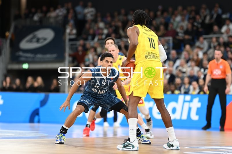 Kevin McClain (3; MLP Academics Heidelberg) verteidigt gegen Mateo Seric (21; MLP Academics Heidelberg)