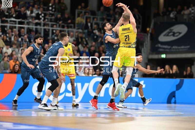 Spielaktion mit Mateo Seric (21; MLP Academics Heidelberg), Marcel Keßen (15; MLP Academics Heidelberg) und Kevin McClain (3; MLP Academics Heidelberg)