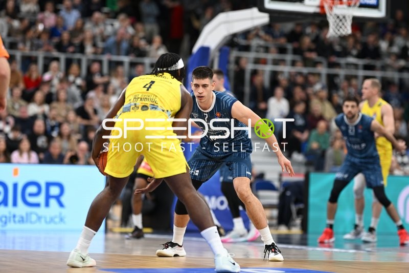 Dusan Neskovic (7; MLP Academics Heidelberg) im Zweikampf mit Brian Fobbs (4; EWE Baskets Oldenburg)