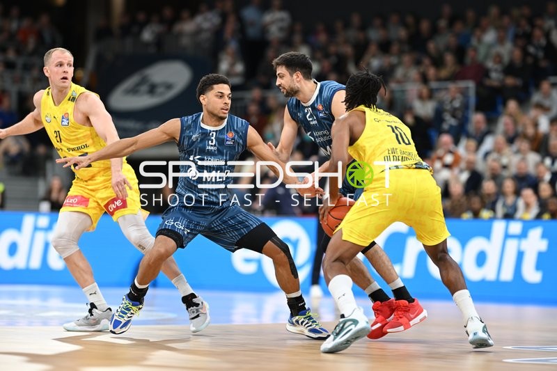 Spielaktion mit Seth Hinrichs (21; EWE Baskets Oldenburg) und Kevin McClain (3; MLP Academics Heidelberg)