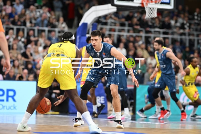 Spielaktion mit Dusan Neskovic (7; MLP Academics Heidelberg) und Mateo Seric (21; MLP Academics Heidelberg)