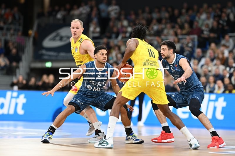 Spielaktion mit Kevin McClain (3; MLP Academics Heidelberg) und Seth Hinrichs (21; EWE Baskets Oldenburg)