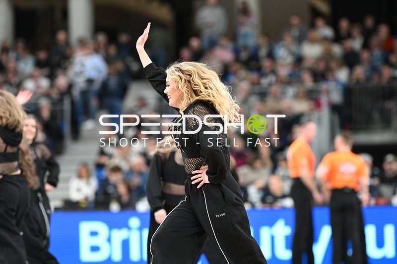 Basketball-Szene mit Cheerleadern