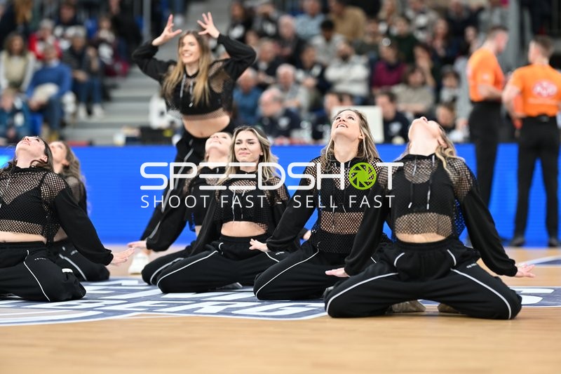 Tanzgruppe auf Basketballfeld