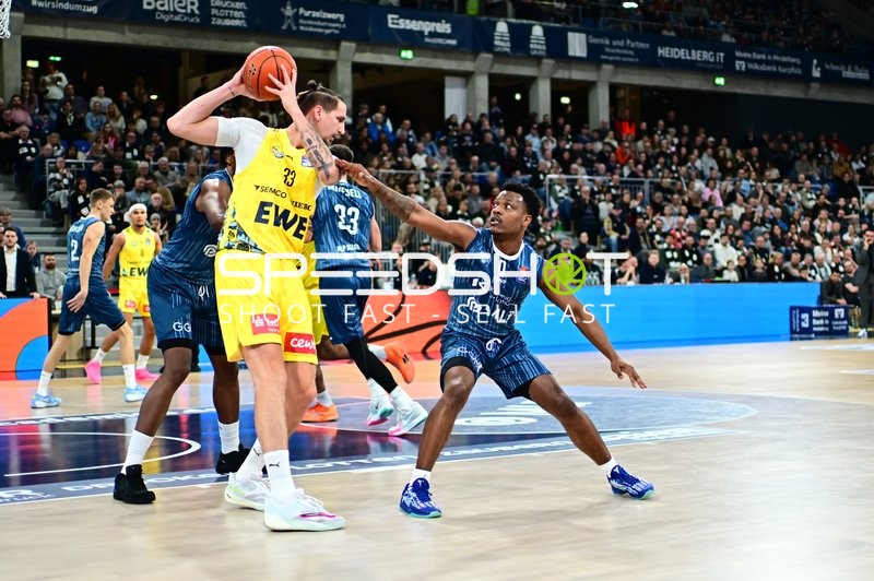 DJ Horne (0; MLP Academics Heidelberg) gegen Rickey Paulding (23, EWE Baskets Oldenburg)