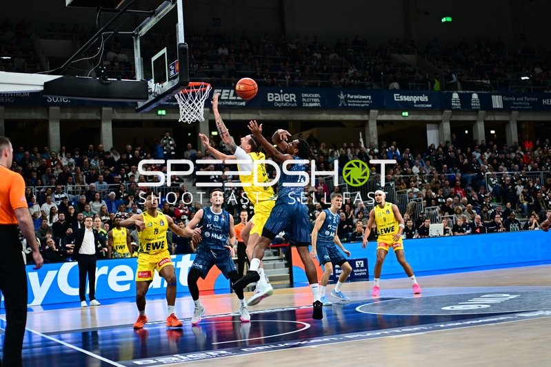 Spielaktion mit Ryan Mikesell (33; MLP Academics Heidelberg) und Nicholas Tischler (11; EWE Baskets Oldenburg)