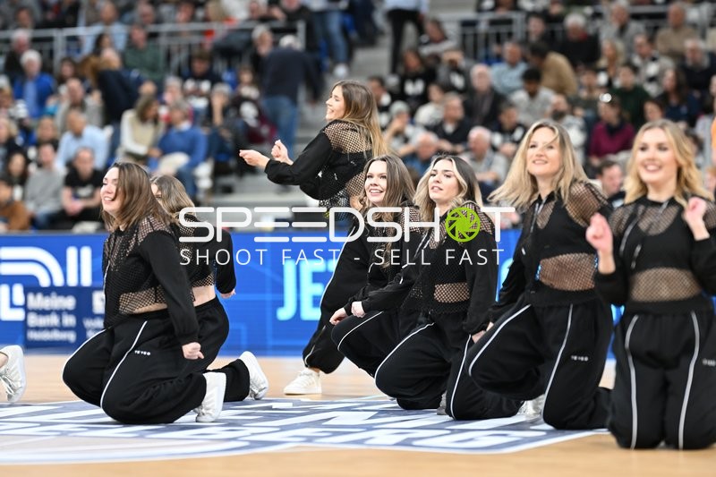 Basketball-Szene mit Cheerleaderinnen