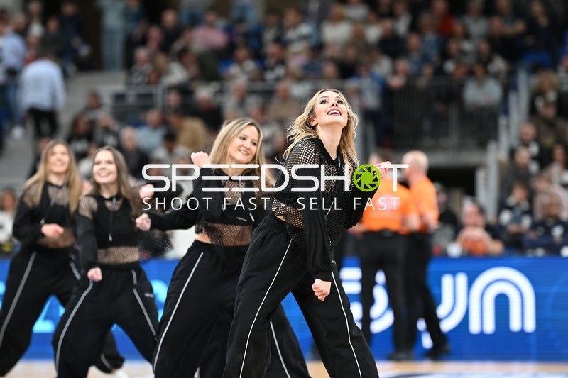 Tänzerinnen bei Basketball-Event