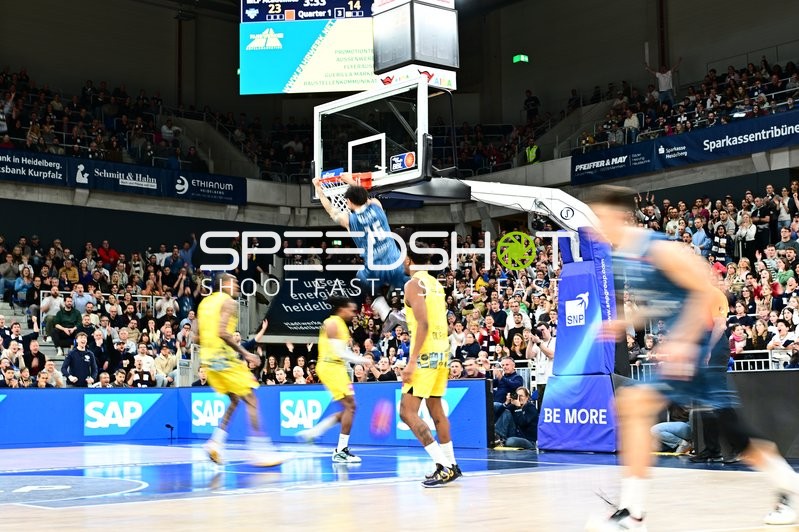 Marcel Keßen (15; MLP Academics Heidelberg) mit Dunk gegen Joel Harms (20; EWE Baskets Oldenburg)