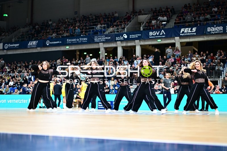 Basketball-Szene mit Tanzgruppe