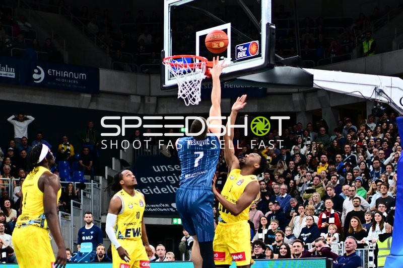 Spielaktion mit Dusan Neskovic (7; MLP Academics Heidelberg) und James Woodard (10; EWE Baskets Oldenburg)