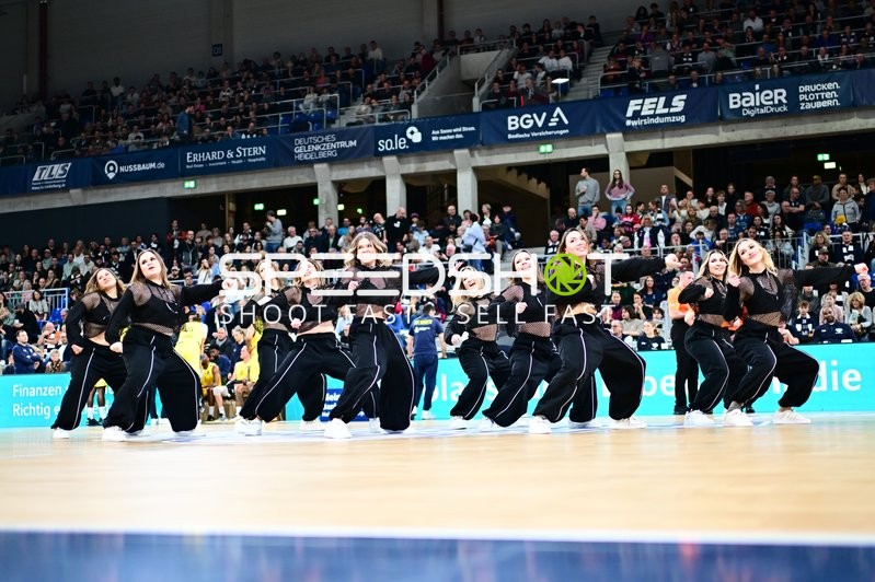 Tanzgruppe auf Basketballfeld
