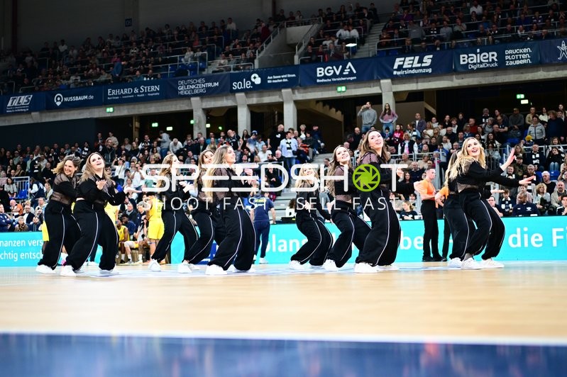Basketball-Szene mit Tanzgruppe