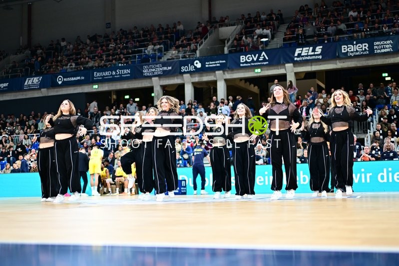 Tanzgruppe auf dem Spielfeld