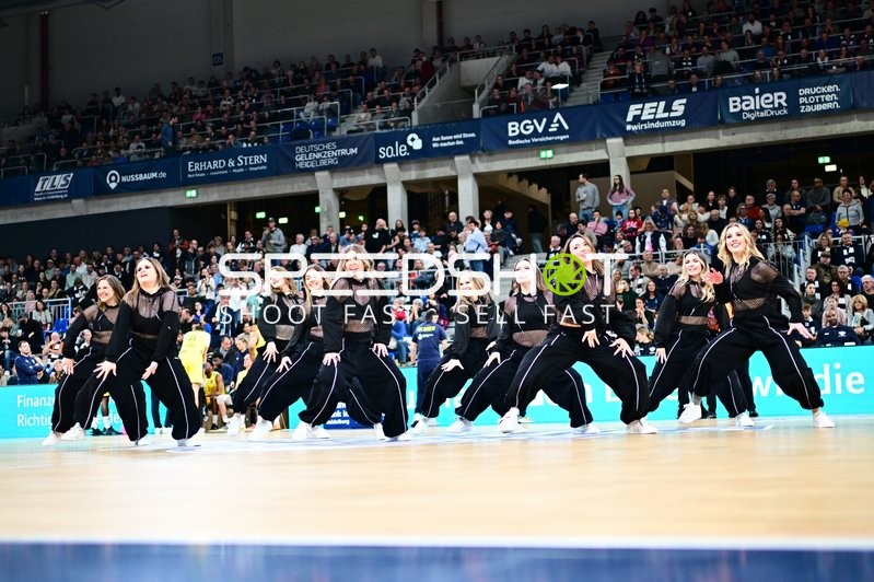 Basketball-Szene mit Tanzgruppe
