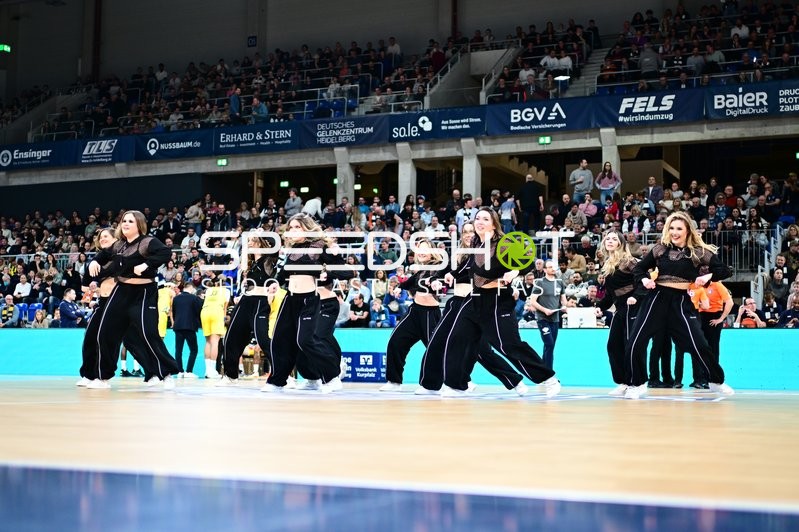 Basketball-Szene mit Tanzgruppe
